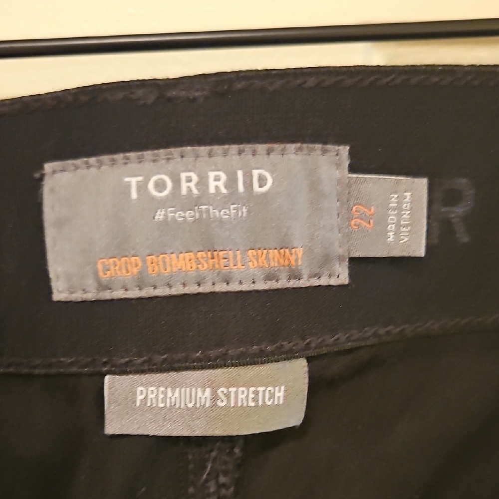 Torrid Black Ankle Cropped Jeans with Straight-Leg Design - Picture 9 of 12